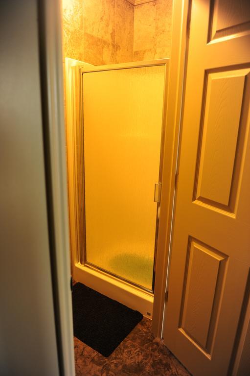 Camelot Inn At Honeyville Room photo