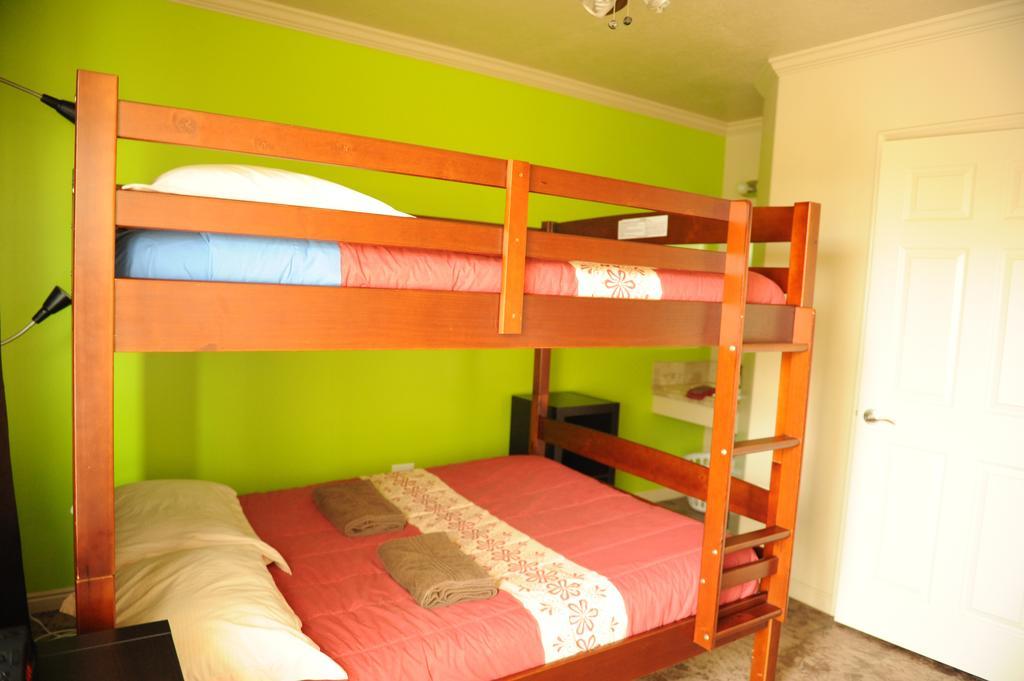 Camelot Inn At Honeyville Room photo