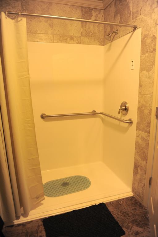 Camelot Inn At Honeyville Room photo